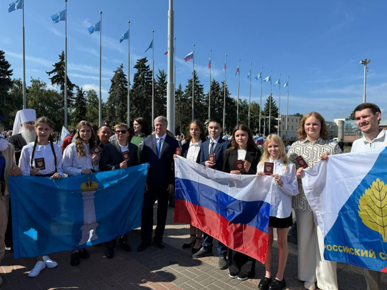 прошла церемония поднятия флага.