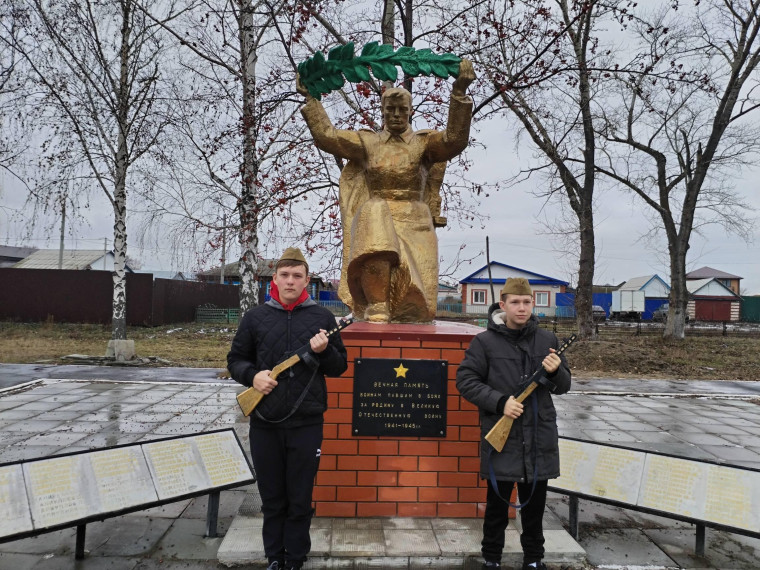 Пост 1 прошел у памятника Победы.